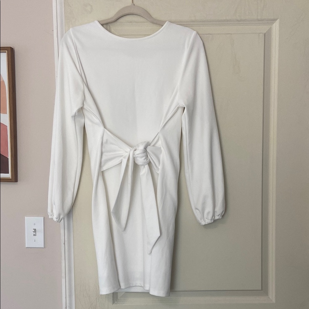 Elegant White Dress with Knot Detail